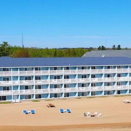 Blue Water Beachfront Hotel & Waterpark Mackinaw City Exterior photo