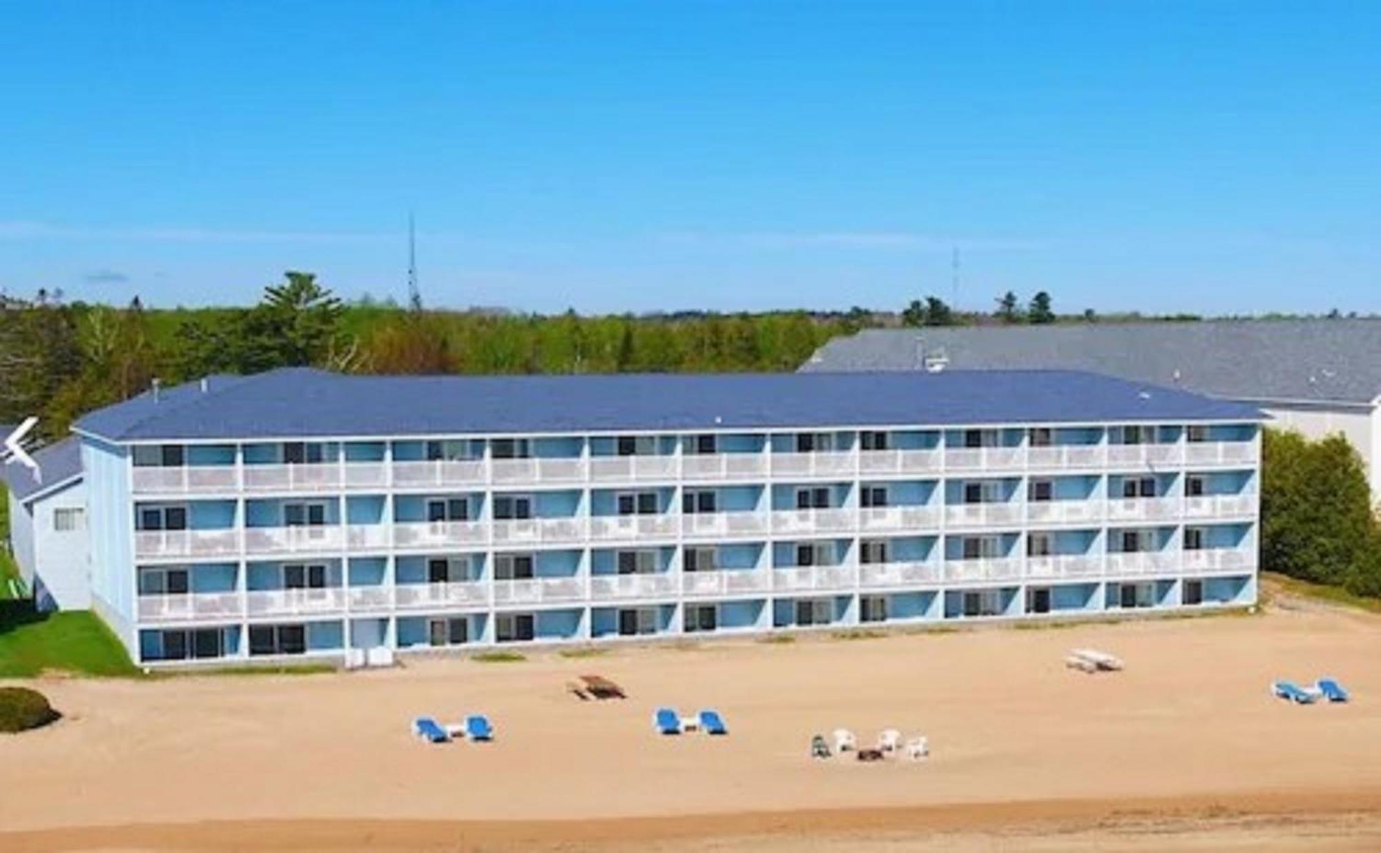 Blue Water Beachfront Hotel & Waterpark Mackinaw City Exterior photo